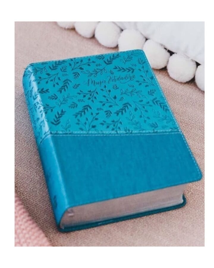Biblia Devocional Mujer Verdadera, NBLA, Letra Grande, Símil Piel - Imagen 2