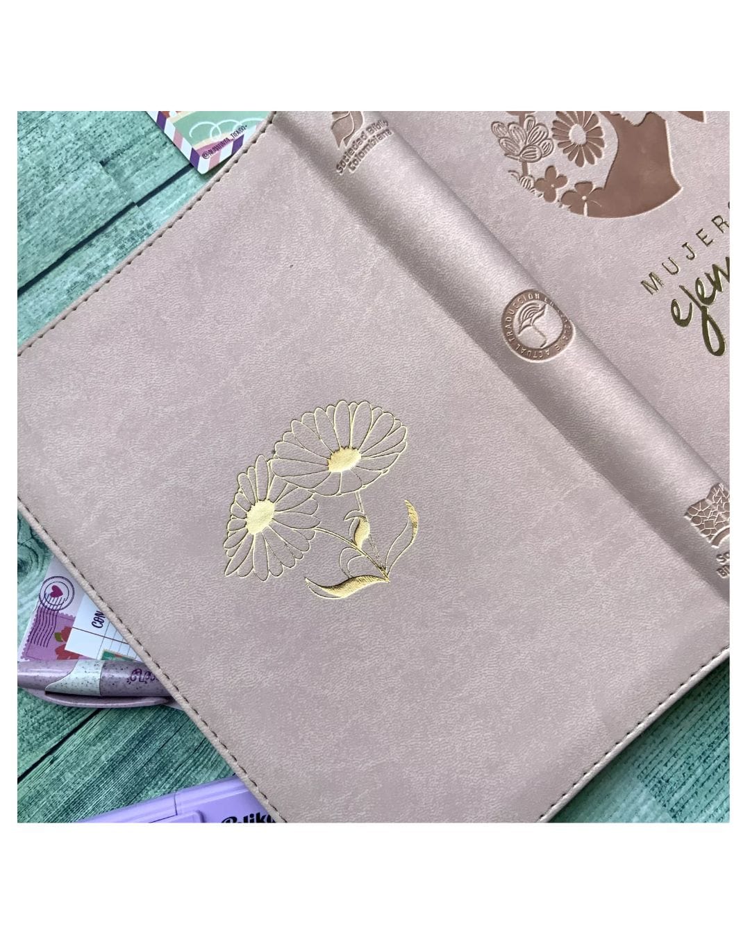 Biblia Mujer Ejemplar Traducción Lenguaje Actual, Símil Piel, Manual, con Cierre - Imagen 5