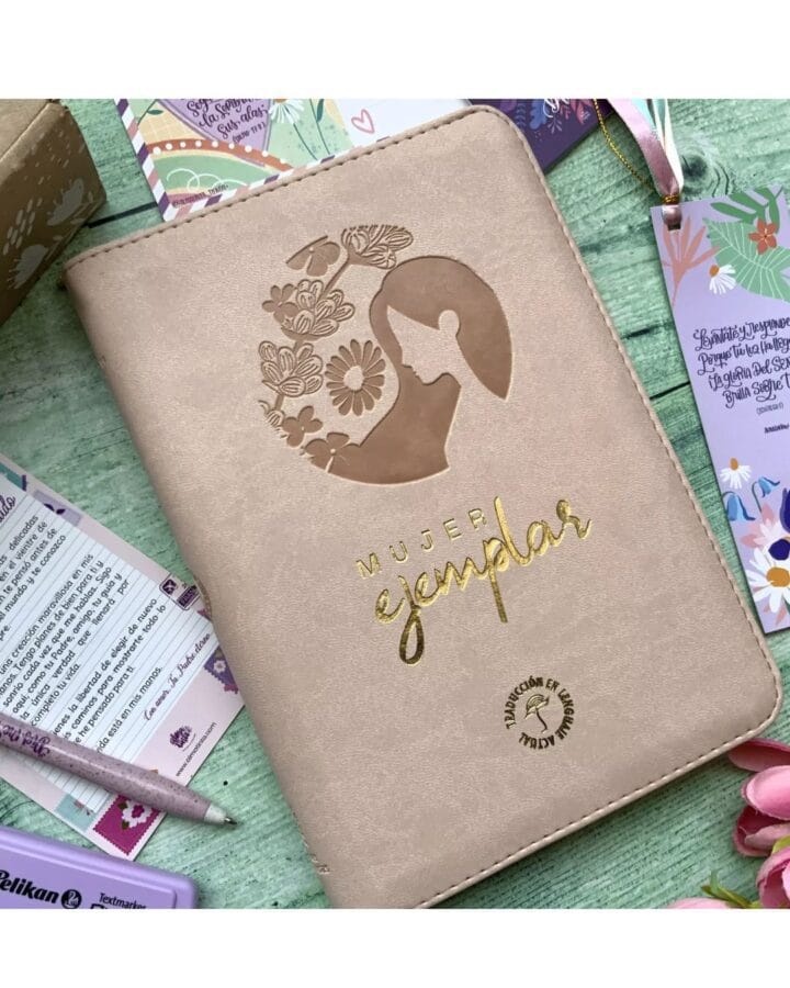 Biblia Mujer Ejemplar Traducción Lenguaje Actual, Símil Piel, Manual, con Cierre - Imagen 3