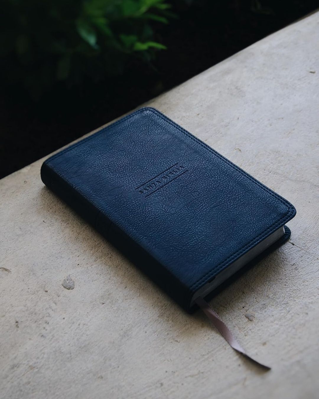 Biblia NVI, Imitación Piel, Pequeña, Azul Marino - Imagen 4