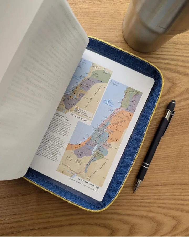 Biblia Nueva Traducción Viviente, Letra Gigante, Símil Piel, Manual con Cierre - Imagen 4