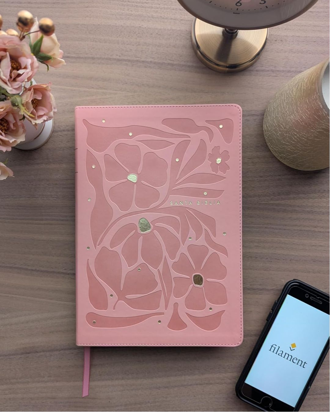 Biblia NTV, Letra Grande, Símil Piel, Manual, Rosada - Imagen 3