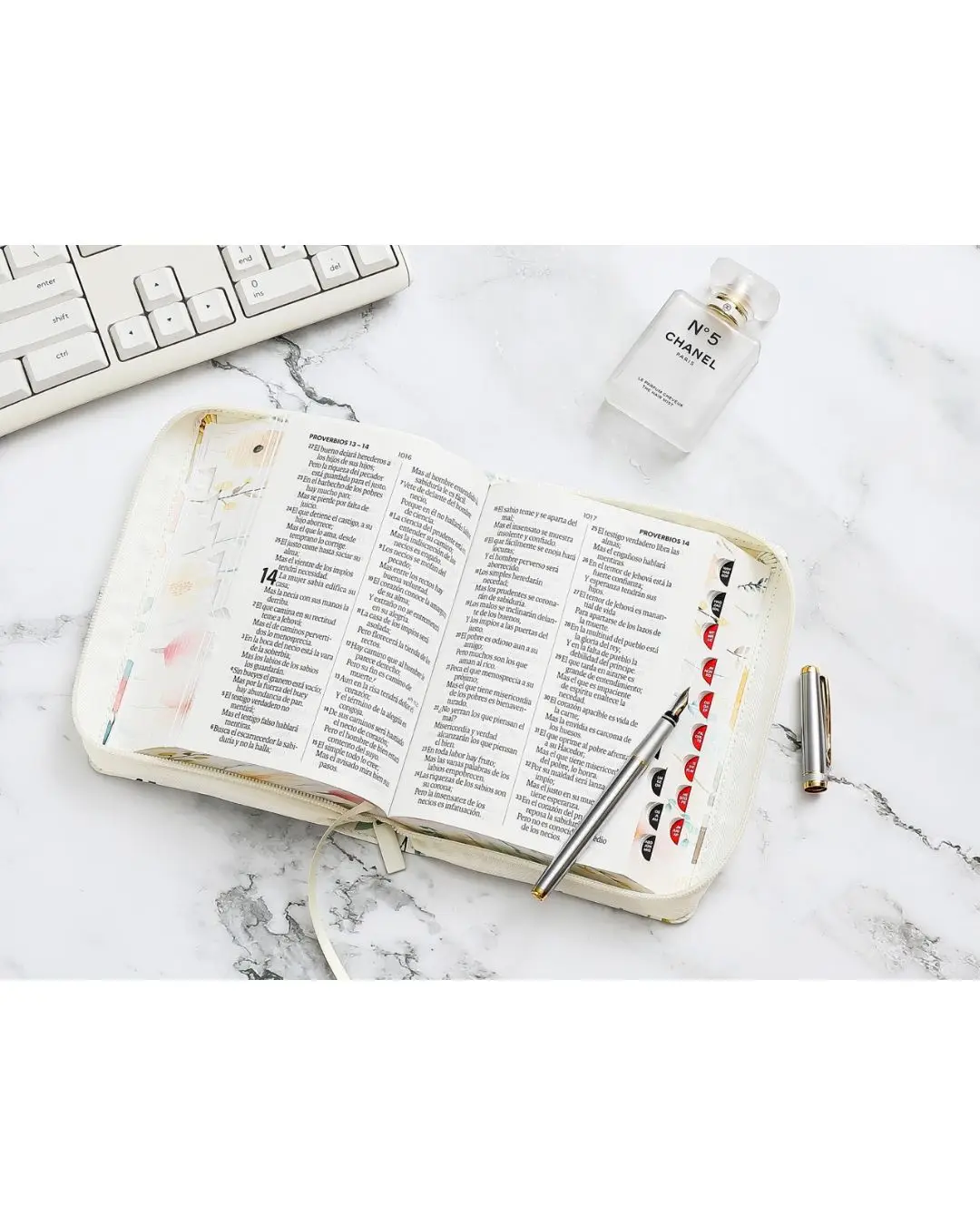 Biblia Pequeña Reina Valera 1960 | Letra Grande Blanca Flores - Imagen 3